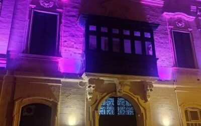 Il-Bini amministrattiv jinxtegħel bid-dawl roża