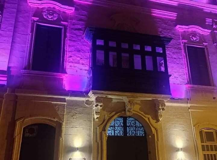 Il-Bini amministrattiv jinxtegħel bid-dawl roża